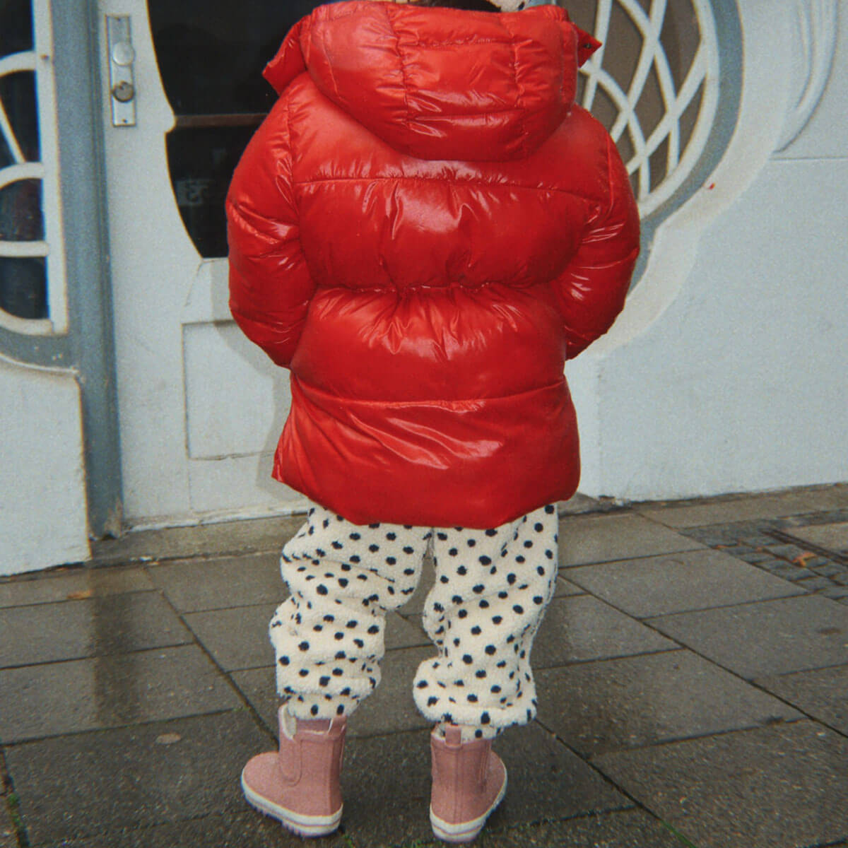 Pantalon de survêtement en polaire à pois jaunes en polyester recyclé, avec taille élastique pour enfants de crèche et de maternelle