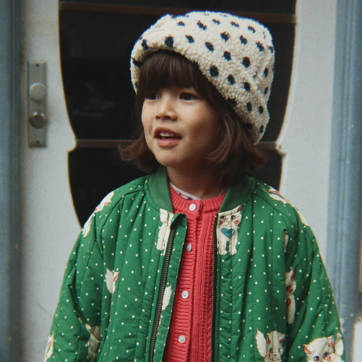 Bonnet d'hiver en polaire recyclée à pois jaunes avec bord repliable pour enfants par temps froid