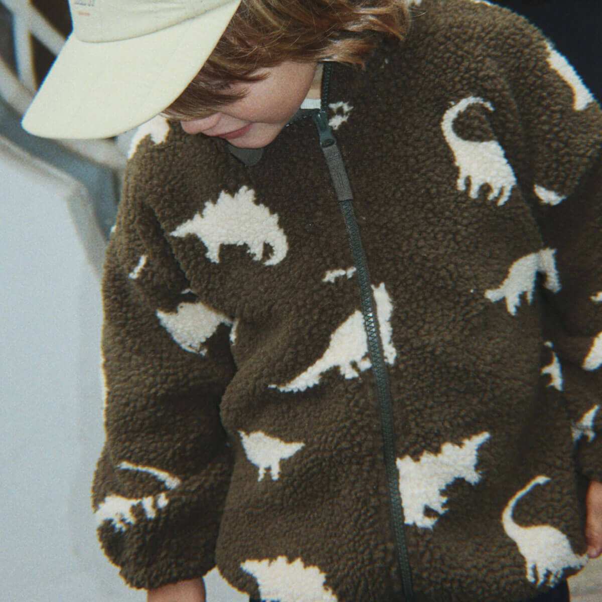 Veste polaire "Pile" avec silhouette dinosaure sarcelle, col montant et poignets élastiqués pour enfant, idéale pour la mi-saison