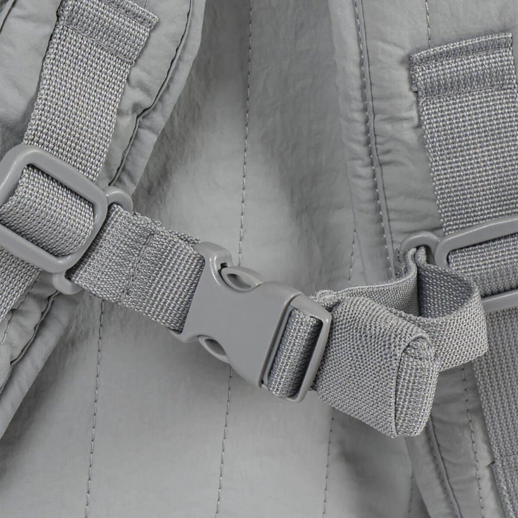 Sac à dos gris matelassé en nylon avec sangle de poitrine et poche latérale pour bouteille pour l'école et les activités de plein air des enfants