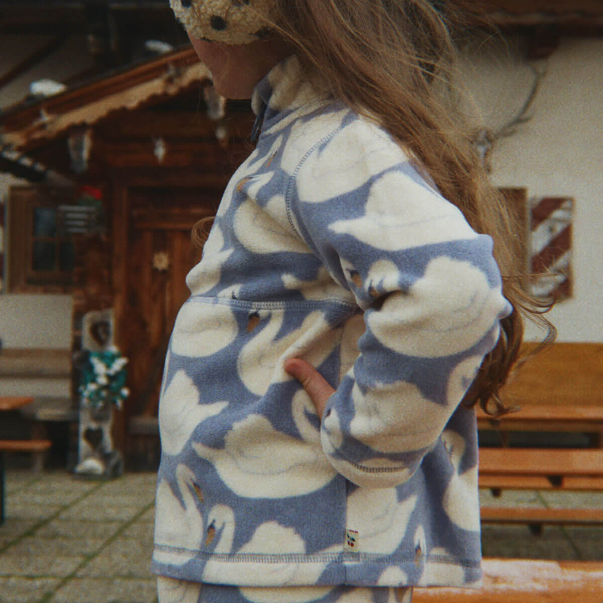 Sweat-shirt zippé en polaire recyclée à imprimé cygne avec col montant pour enfants, idéal pour les superpositions par temps froid.