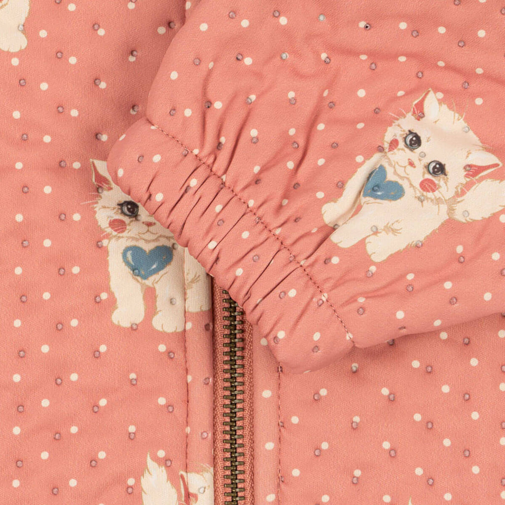 Veste thermique enfant avec doublure polaire en matière recyclée, imprimé roses et chats, col montant et détails volantés pour l'école