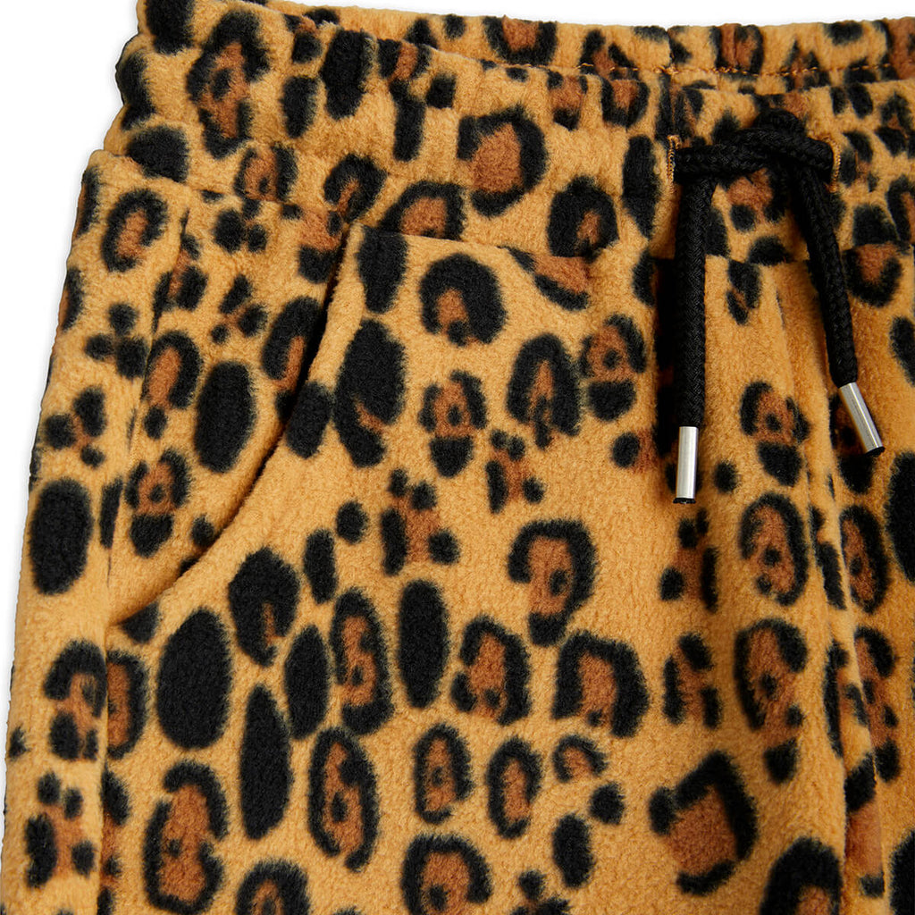 Pantalon en molleton recyclé à imprimé léopard beige avec poches latérales et taille élastique pour enfants, à porter en toute saison