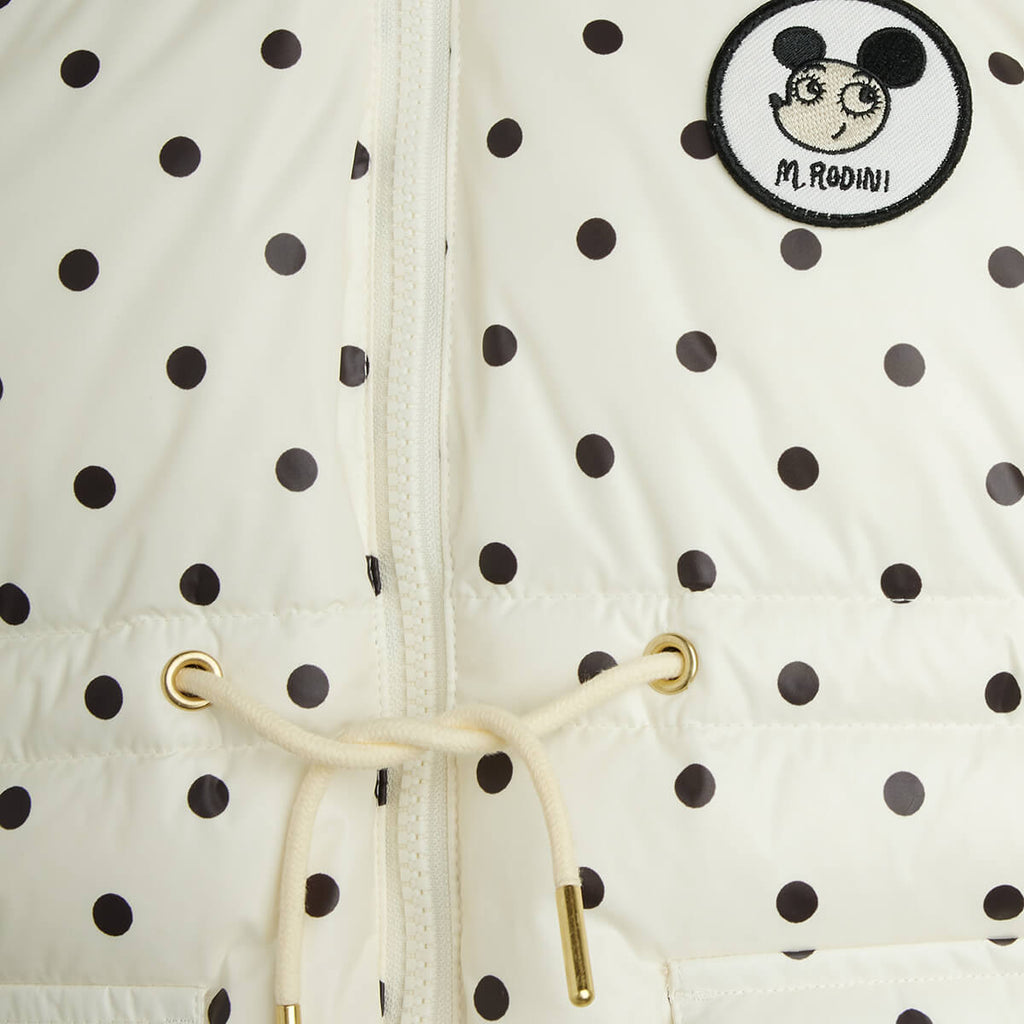 Doudoune épaisse en polyester recyclé, blanc cassé, avec écussons appliqués et poignets élastiques, idéale pour l'hiver des enfants