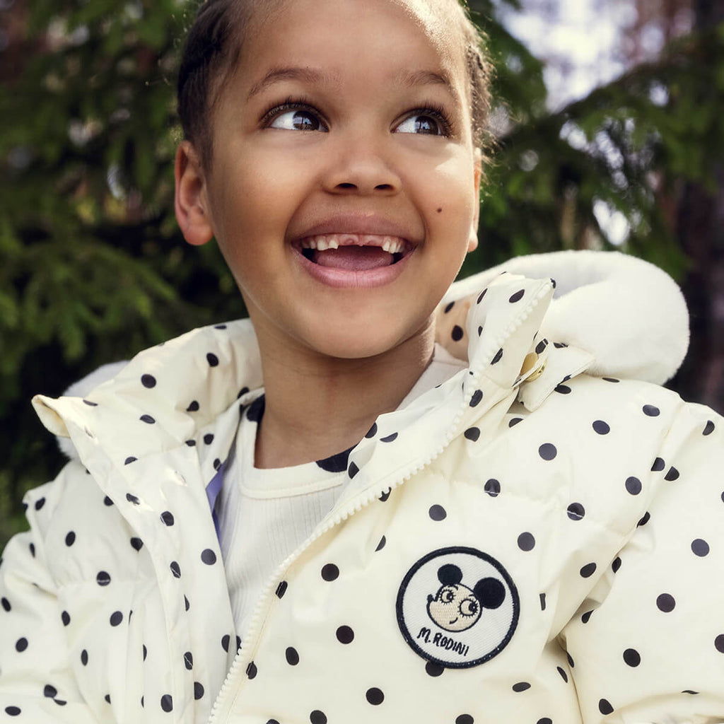 Doudoune épaisse en polyester recyclé, blanc cassé, avec écussons appliqués et poignets élastiques, idéale pour l'hiver des enfants