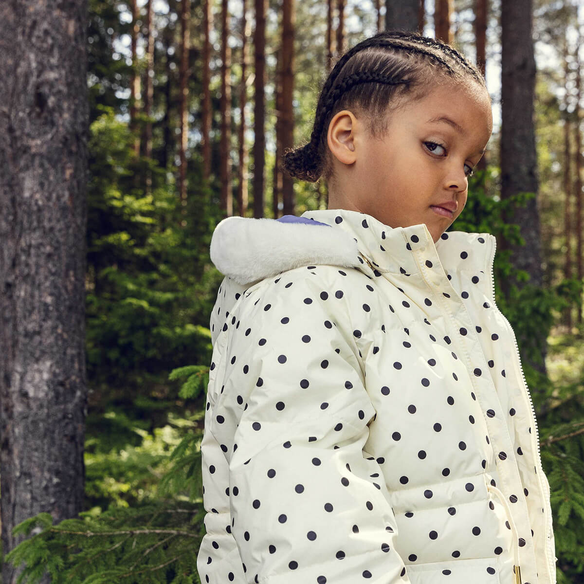 Doudoune épaisse en polyester recyclé, blanc cassé, avec écussons appliqués et poignets élastiques, idéale pour l'hiver des enfants