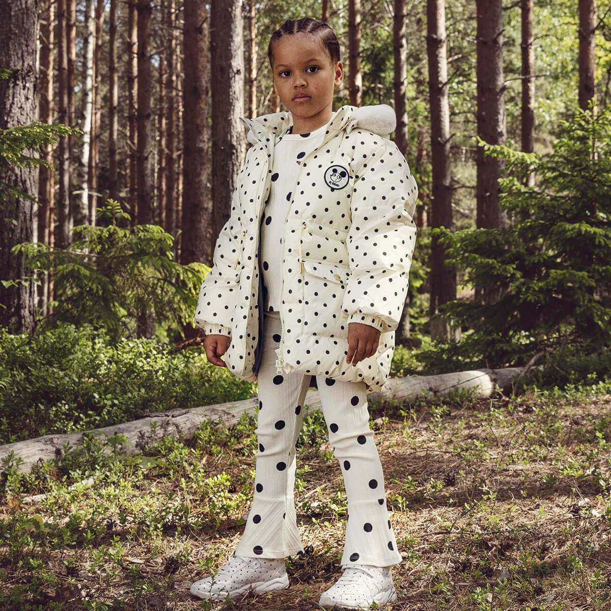 Doudoune épaisse en polyester recyclé, blanc cassé, avec écussons appliqués et poignets élastiques, idéale pour l'hiver des enfants