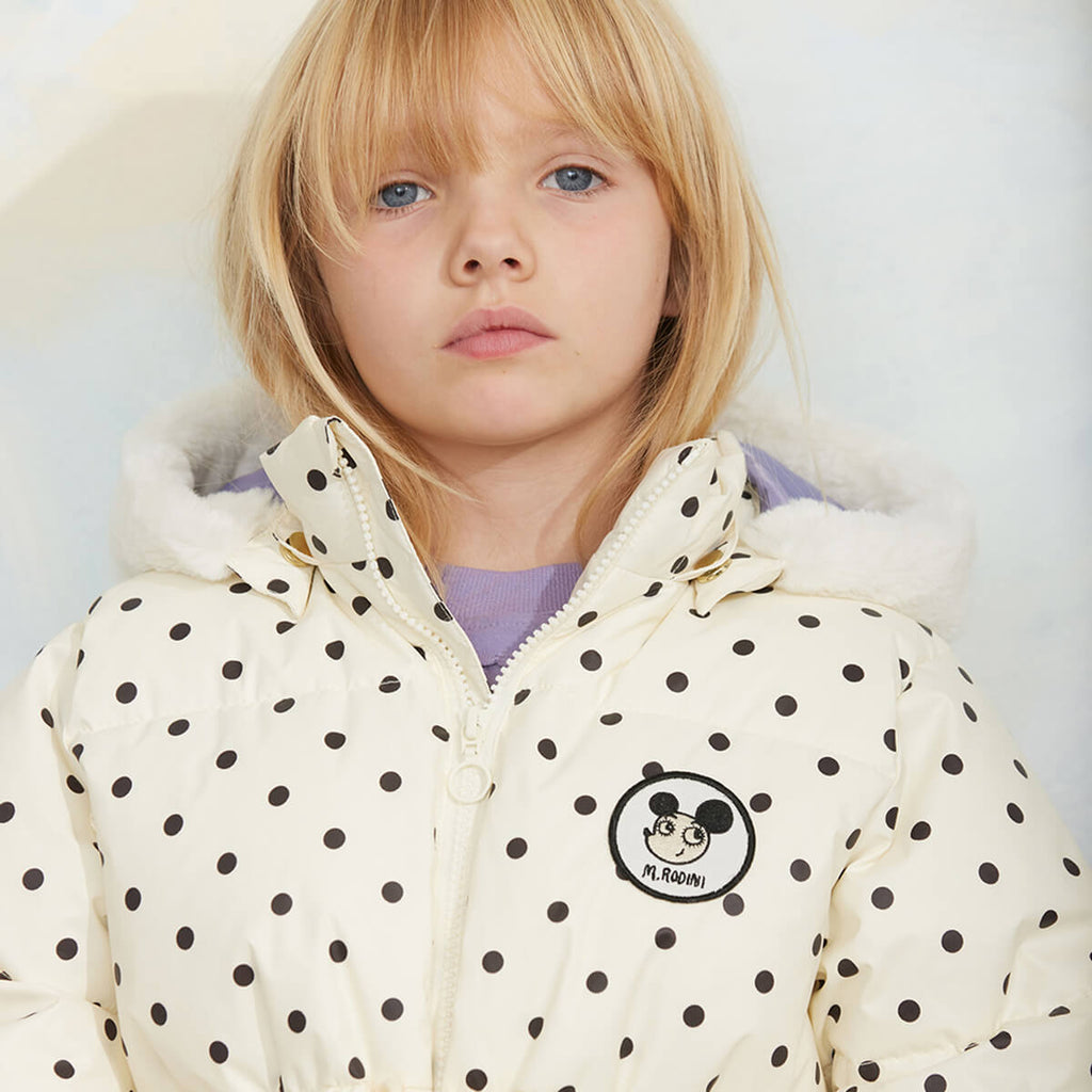 Doudoune épaisse en polyester recyclé, blanc cassé, avec écussons appliqués et poignets élastiques, idéale pour l'hiver des enfants