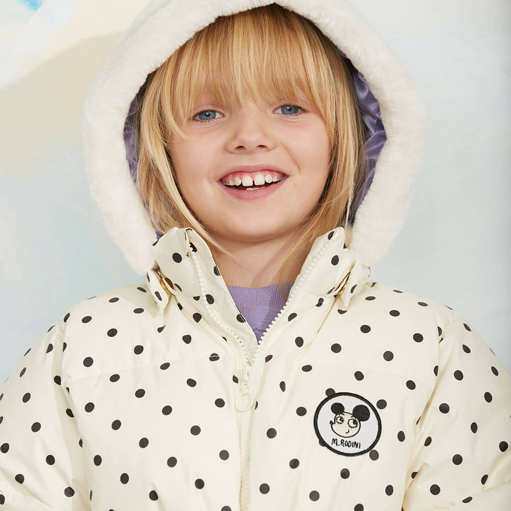 Doudoune épaisse en polyester recyclé, blanc cassé, avec écussons appliqués et poignets élastiques, idéale pour l'hiver des enfants