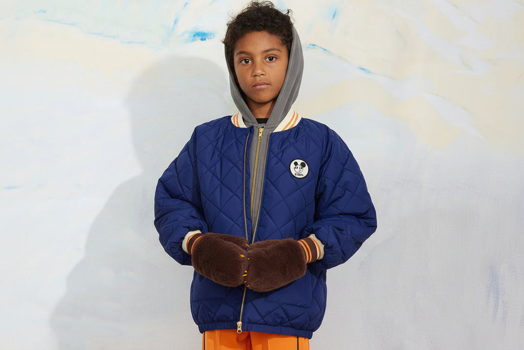 Doudoune matelassée en polyester recyclé à imprimé patchwork bleu avec poignets côtelés pour enfants au quotidien