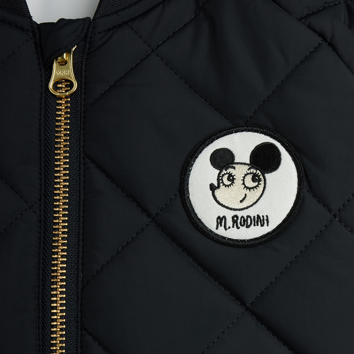 Doudoune matelassée en polyester recyclé à imprimé patchwork noir avec poignets côtelés pour enfants usage quotidien