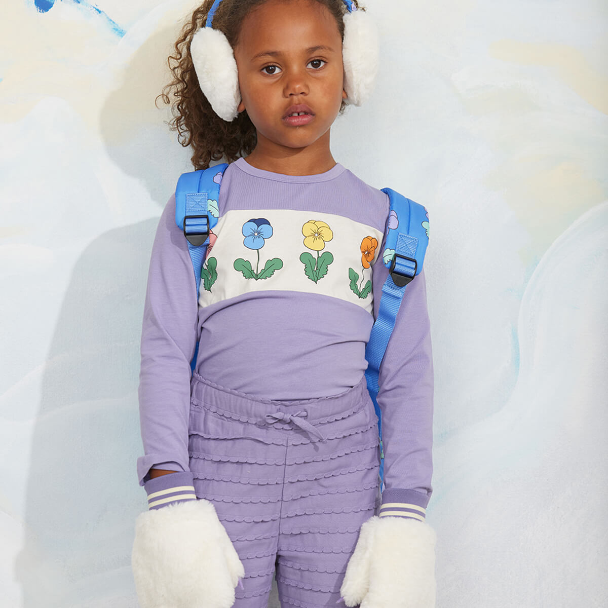 Haut à manches longues en coton biologique avec panneau de fleurs de pensées violettes et encolure texturée pour le style quotidien des enfants