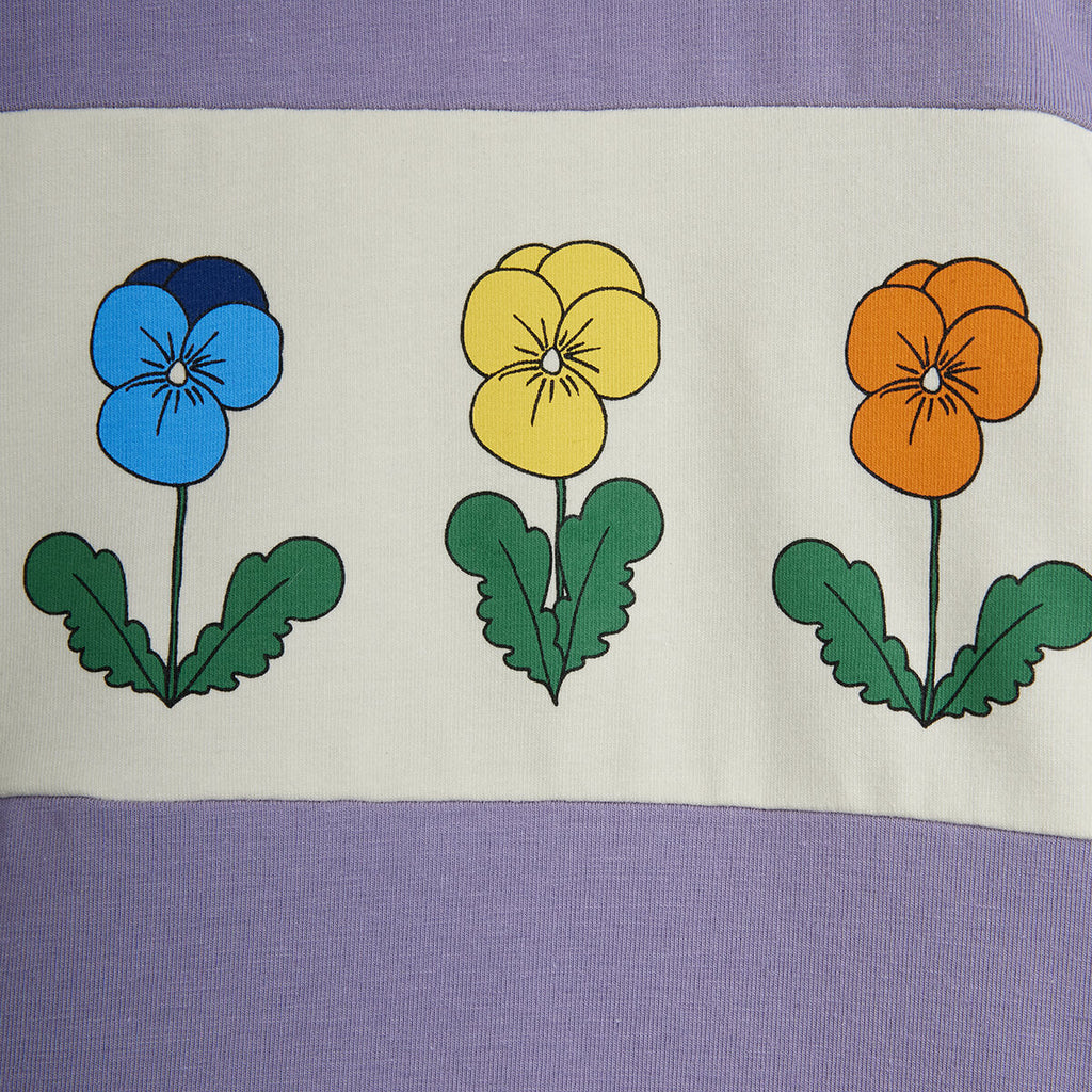 Haut à manches longues en coton biologique avec panneau de fleurs de pensées violettes et encolure texturée pour le style quotidien des enfants